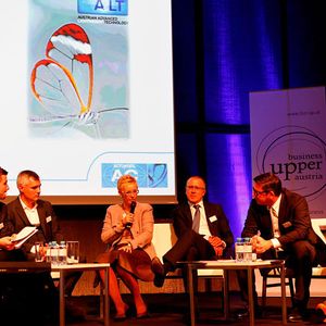 Die Leichtbau-Diskussionsrunde, v.l.n.r.: Florian Danmayr (Automobil-Cluster), Stefan Seidel Pankl Drivetrain Systems GmbH & Co KG, Alice Godderidge (Polytec Holding AG), Robert Machtlinger (FACC Operations GmbH), Peter Bernscher (voestalpine Metal Forming GmbH), Carina Trapl (Moderation).