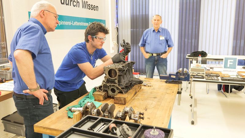 Der Südtiroler Fabian Stolzlechner ist hier bei der Vermessung der Motorbauteile. (Bild: Schmidt - VCG)