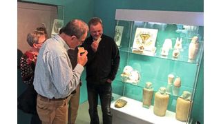 Besucher riechen an der Karte „Der Duft des Jenseits” während einer Führung im Museum August Kestner in Hannover. (Copyright: Ehrich SC, Calvez C, Loeben CE, Dubiel U, Terp Laursen S and Huber B(2026) From biomolecular traces to multisensory experiences) (Bild: Ulrike Dubiel)