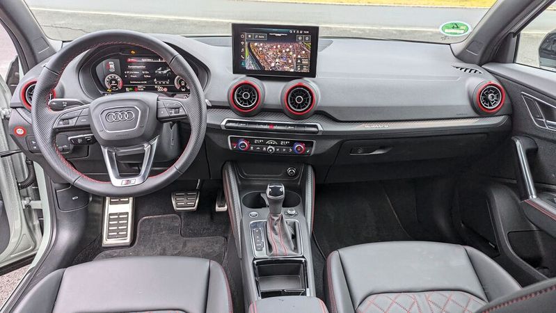 Vorbildliche Bedienung im Audi Q2: Wichtige Fahrzeugfunktionen sind per Direkttaste steuerbar, der Touchscreen ist für Navigation und Entertainment zuständig.(Bild:  Rosenow – VCG)