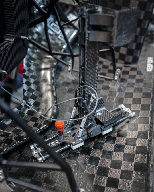 Speziell einstellbar gelagerte Gas- und Bremspedale sorgen für feinfühliges Beschleunigen und Bremsen der E-Rennwagen.(Bild:  Melzer - TU Dresden)