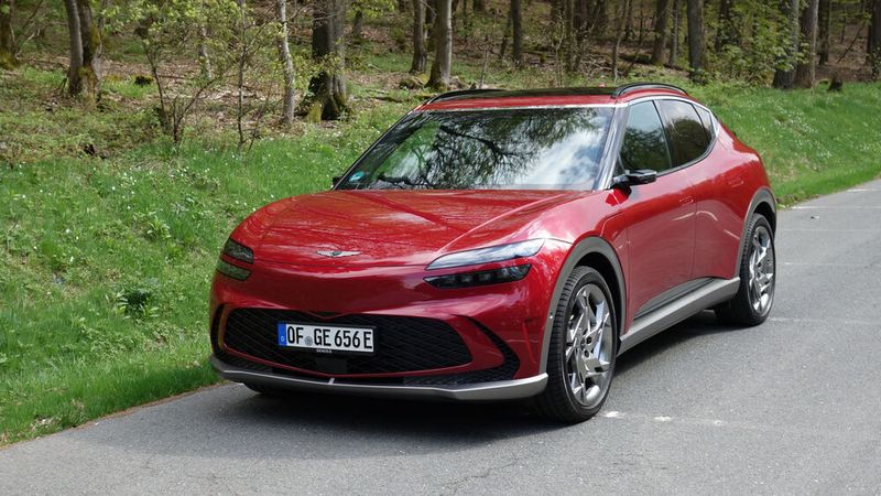 Den Genesis GV60 gibt es übrigens auch in weniger schreienden Farben. (Wehner/Vogel Communications Group)