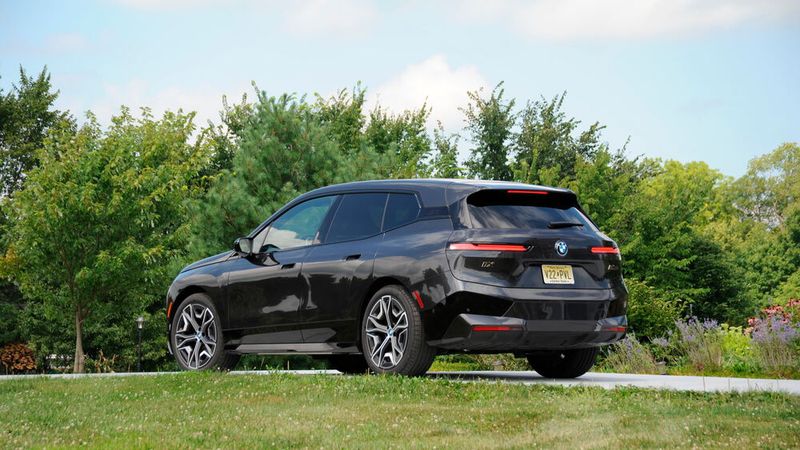 BMW hat den iX jetzt als sportlichen M60 aufgelegt.  (Bild: Autoren-Union Mobilität/Kimura)