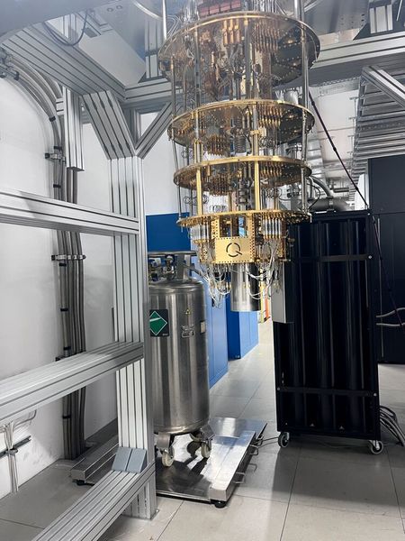 Das ist der erste IQM-Quantencomputer im LRZ, er arbeitet nach wie vor. „Q-Exa“ wurde 2021 mit 20 Qbits installiert. Das System ist seit 2022 aktiv, nur am vergangenen Donnerstag wurde er zu Show-Zwecken von der äußeren Hülle befreit, doch direkt nach den offiziellen Rundgängen wieder in den Kryostaten gepackt, so dass das Herunterkühlen starten konnte. Zum Kühlen kommt unter anderem ein rares Helium 3 zum Einsatz. Das wird in den schwarzen Flaschen im Hintergrund vorgehalten. (Bild: Vogel IT-Medien GmbH/uo)