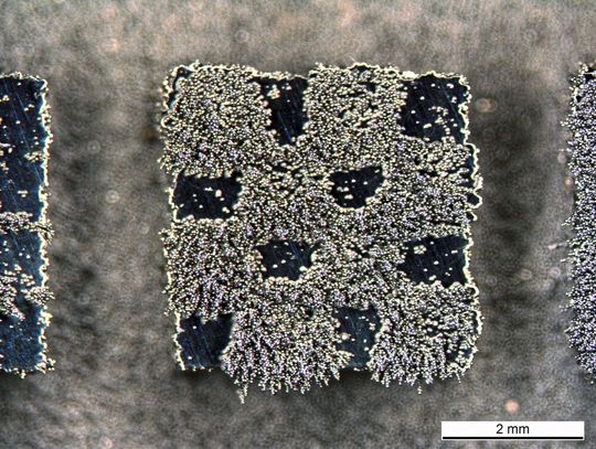 La structure partiellement magnétique a été produite grâce à la fabrication additive métallique à partir d'un seul type d'acier soumis à différentes températures. La structure partiellement magnétique a été produite grâce à la fabrication additive métallique à partir d'un seul type d'acier soumis à différentes températures.