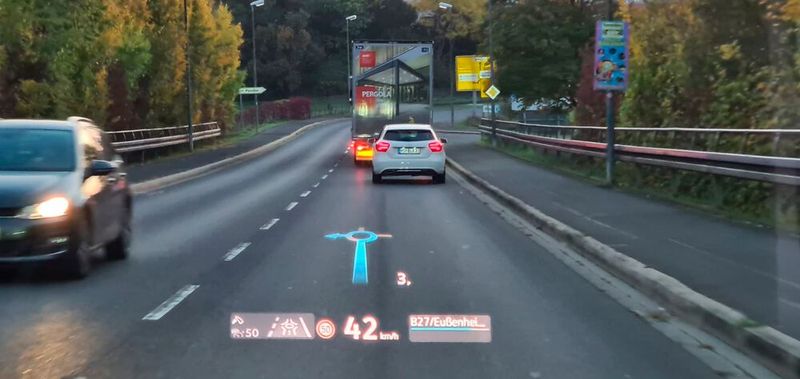 7. Das Head-up-Display: Alle nötigen Informationen samt Navigationshinweisen projiziert der ID 4 auch in das Sichtfeld des Fahrers. Das funktioniert tadellos und ist sehr komfortabel. (Bild: Schreiner – »kfz-betrieb«)