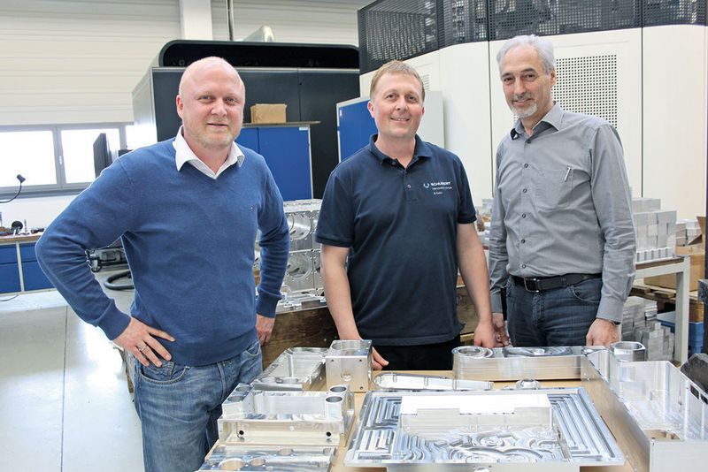 Manfred Grieser, geschäftsführender Gesellschafter, Bernd Fuchs, technischer Leiter, beide Schubert Fertigungstechnik GmbH, sowie Markus Lau, Vertriebsleiter bei der Gressel AG. (Schubert)