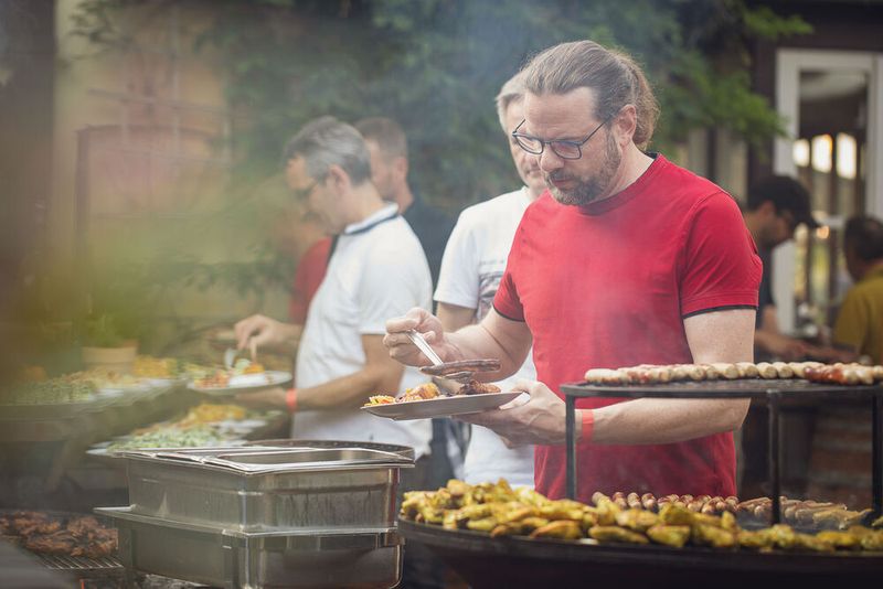 Anwenderkongress Steckverbinder 2023: Die Abendveranstaltung am Dienstag auf dem Nikolaushof mit Blick über Würzburg. (Bild: Stefan Bausewein)