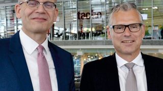 Hierzulande steuern allen voran Vertriebsleiter Ulrich Selzer (li.) und Servicechef Jan Bures das operative Geschäft der Marke Volkswagen. In Richtung Handels- und Servicepartner formulieren die beiden klare Botschaften.  (Michel / »kfz-betrieb«)
