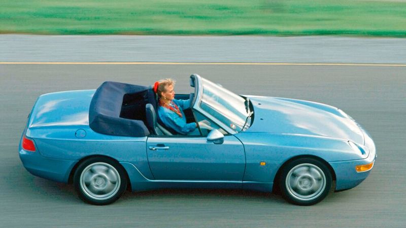 Das Porsche 944 Cabrio wurde von ASC (Karosseriewerke Weinsberg) gebaut bzw. Coupes zu einem solchen umgebaut. Die Karosserie wurde durch einen zweiten eingeschweißten Boden verstärkt. Der Windschutzscheibenrahmen wurde um rund 60 mm verkürzt. Das 944 S2 Cabrio wurde nur von 1989 bis 1991 in einer Stückzahl von 6.980 Exemplaren gebaut, nur 528 Stück einer limitierten Sonderserie des 944 Turbo Cabriolet entstanden. (Bild: Porsche AG)