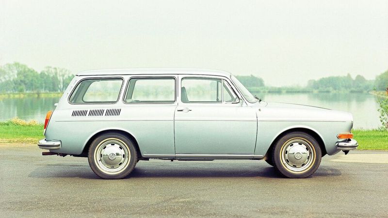 Die von 1969 bis 1973 gebauten Modelle hingegen werden als „Langschnauzer“ bezeichnet. Den Variant gibt es zeitlebens nur mit drei Türen, anders als die Fließhecklimousine TL, die ab 1971 auch mit vier Türen lieferbar ist. (Bild: VW AG)