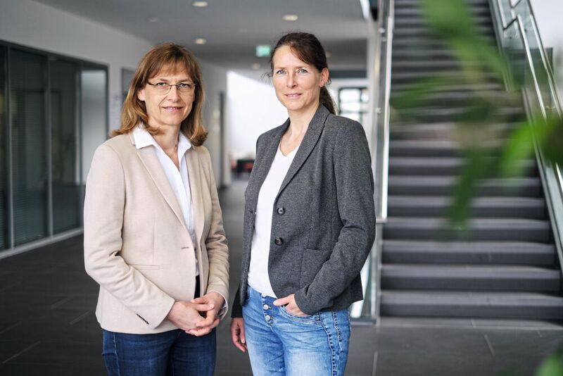 Prof. Dr. Jutta Engel (l.) und PD Dr. Simone Kurt haben mögliche Ursachen für eine Autismus-Spektrum-Störung erforscht