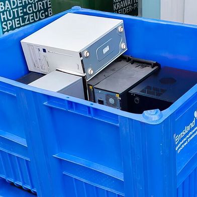 Elektrokleingeräte sicher gesammelt: Auf den Recyclinghöfen des Abfallwirtschaftsbetriebs Emsland dient die Craemer-Palettenbox CB3 als Sammelbox für ausgediente Elektrogeräte. (Bild: Abfallwirtschaftsbetrieb Emsland)