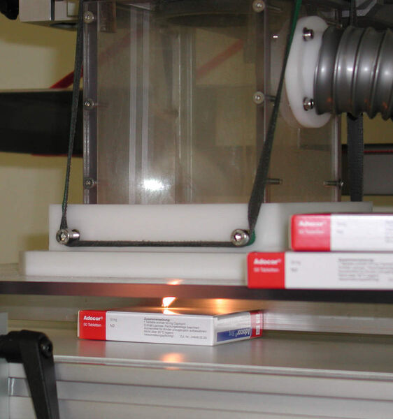 Auch Karton-Umverpackungen mit weißer oder roter Lackierung lassen sich mit dem Laser e-SolarMark codieren. (Archiv: Vogel Business Media)