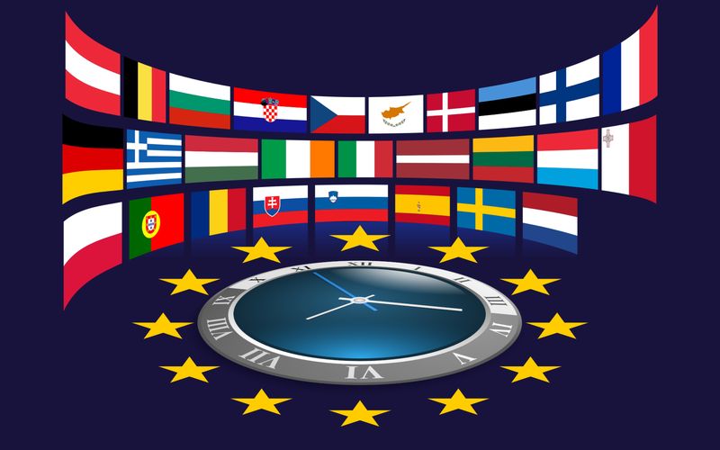 Und jetzt? Wie geht es weiter?  Nach bisherigem Stand (Herbst 2021): so wie immer. Die Umstellung soll mindestens noch bis Ende 2026 bleiben. Dies ist der offizielle und bereits beschlossene Verordnungsentwurf, der im Februar 2022 von Wirtschaftsministerin Margarete Schramböck (ÖVP) in Brüssel vorgelegt wurde. (Aus gesetzlichen Gründen ist das jeweilige Datum für Beginn und Ende der Sommerzeit festzulegen und zu veröffentlichen.) Zwar wurde mit der EU-Umfrage von 2018 der Wunsch der Bevölkerung zur Kenntnis genommen, die Zeitumstellung abzuschaffen, doch seitdem ist nichts passiert. Der Grund dafür: Nun müssten sich die 27 EU-Mitgliedsstaaten auf eine verbindliche gemeinsame Zeit einigen – Sommerzeit oder Winterzeit. Und hier gibt es bislang keinen Konsens. Welche Vor- und Nachteile die dauerhafte Sommer- bzw. Winterzeit mit sich brächte, beleuchtet der LABORPRAXIS-Artikel Sommerzeit für immer – ein Alptraum für Chronobiologen. Hier geht es zurück zum Begleitartikel: Sommerzeit für immer – ein Alptraum für Chronobiologen  (Pixabay/GDJ, Clker-Free-Vector-Images)