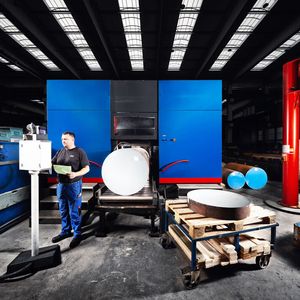 Die Sägerei mit den vier Bandsägen hat bei Bieber + Marburg noch ihren angestammten Platz. Die Mitarbeiter sägen dort Teile mit größeren Durchmessern, die zu schwer für das neue Kastocenter varioplus 4 sind.(Bild:  D. Banner)