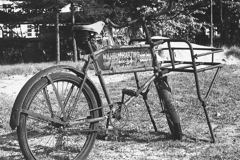 Die Anfänge: Das Fahrrad war das wichtigste Transport- und Kommunikationsmittel (Bild: Harting)