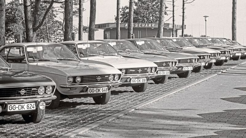 Vor genau 50 Jahren wurde der Teufelsrochen der Weltpresse am Timmendorfer Strand vorgestellt. 400 Journalisten gaben auf den Teststrecken „Maritim“ und „Schweiz“ tüchtig Gas ... (Bild: Opel Automobile GmbH)