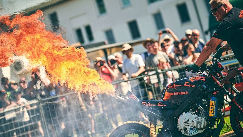 Ein Sonntagsausflug mit dem eigenen Motorrad auf öffentlichen Straßen dürfte statistisch gesehen gefährlicher sein als so mancher Stunt-Bike-Auftritt. (Bild: Technik-Museum Speyer)