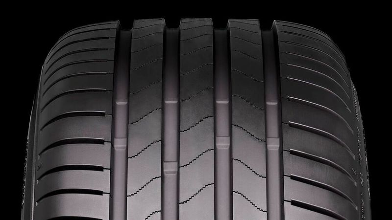 Das Foto zeigt die betont runden Reifenschultern sowie die „doppelt abgewinkelte 3D-Waschbrett-Lamelle“ in den drei Mittelrippen. (Bild: Bridgestone)