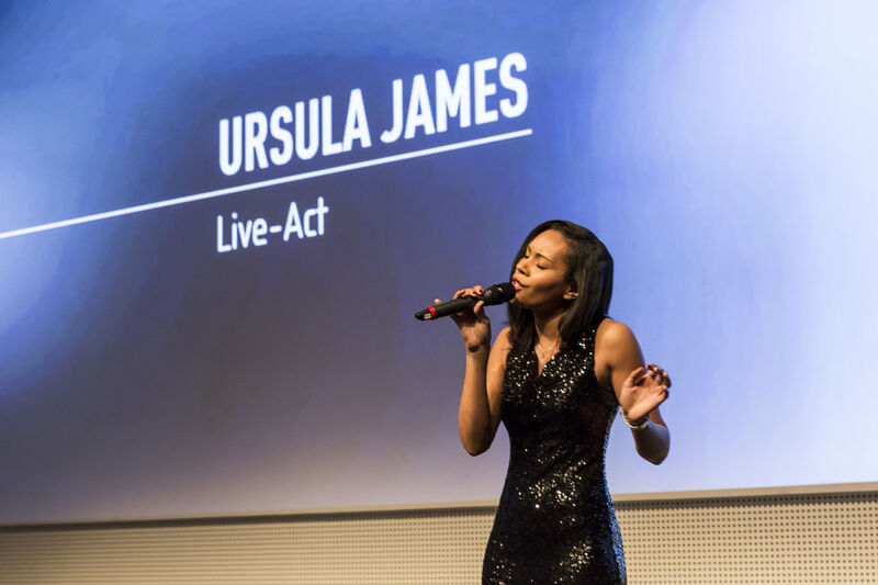 Ursula James, Sängerin und verantwortliche Eventmanagerin für den gesamten Abend, unterhielt die Gäste mit 