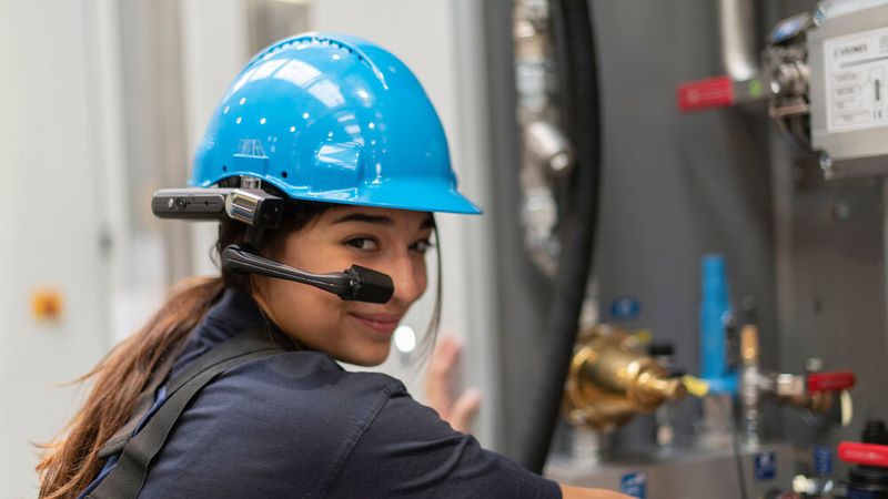 With smart glasses, the machine operator receives immediate assistance from a Krones support specialist.  (Krones)