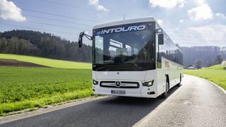 Mercedes-Benz hat erste Modelle des elektrisch angetriebenen Busses E-Intouro mit Kunden erprobt. (Bild: Daimler Truck)