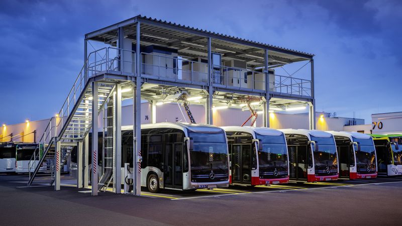Daimler Buses beteiligt sich zu 49 Prozent am Softwareanbieter Sinos.(Bild:  Daimler Truck)