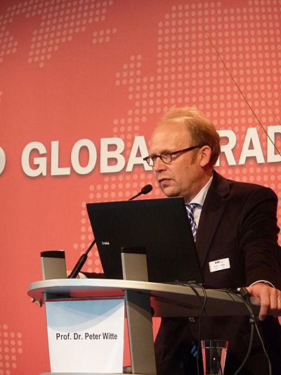 Prof. Dr. Peter Witte als Vorsitzender des Europäischen Forums für Außenwirtschaft, Verbrauchssteuern und Zoll e. V. zeigte auf, wie man als zugelassener Wirtschaftbeteiligter (AEO S und F) die Transportkette beschleunigen kann. 
Bild: Dalke (Archiv: Vogel Business Media)