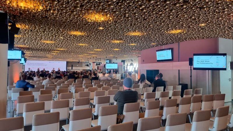 Am Nachmittag leerte sich langsam der Konferenzsaal.  (Bild: © Serina Sonsalla)