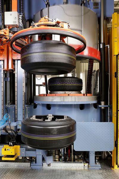 Mit Hitze und Druck backt die Heizpresse den Reifen. Dabei wird er vulkanisiert und ins Profil eingebracht. (Continental)