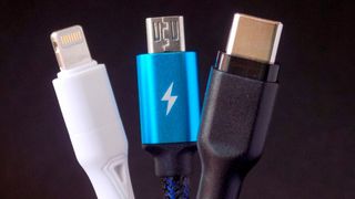 Die jetzt vereinbarte EU-Regelung soll das bisherige Kabel- und Netzteil-Chaos beenden: USB-C wird einheitlicher Ladestandard. Es wird höchste Zeit dafür. Auch wenn der Branchenverband Bitkom vor die Technologieoffenheit in Gefahr sieht. Für kabelloses Laden soll ein vergleichbarer Standard kommen. (Bild: gemeinfrei)