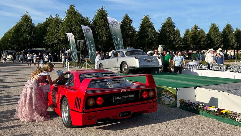… und ließ nachfolgende Fahrzeuge an der Präsentationsbühne vorbeifahren – hier einen Ferrari F40. (Bild: Peter Diehl)