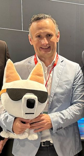 Wojtek Rudko (Samsung) mit einem begehrten Maskottchen (Bild: Vogel IT-Medien GmbH)