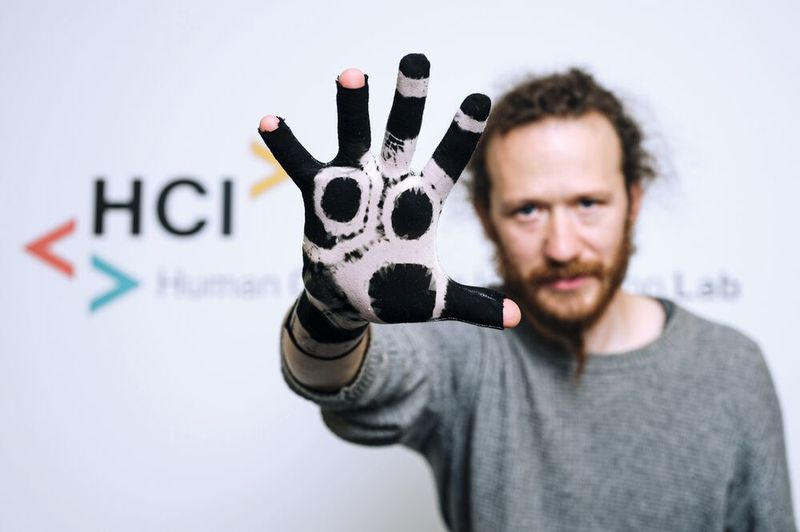 Der polymerisierte Handschuh kann zum digitalen Erfassen von Handbewegungen genutzt werden. (Oliver Dietze/Universität des Saarlandes)