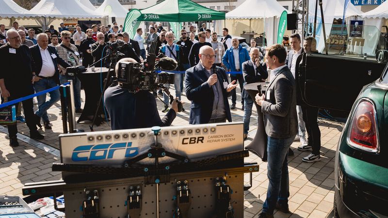 Eigentlich schon in Rente, ließ es sich WKST-Erfinder und Fahrzeug+Kariosserie-Urgestein Konrad Wenz (mitte vorne) nicht nehmen, aktiv mit von der Partie zu sein. (Bild: Stefan Bausewein)