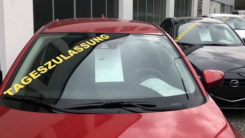 Die Eigenzulassungen bewegen sich in Deutschland weiter auf einem niedrigeren Niveau als im Vorjahr. (Bild:  Seyerlein/»kfz-betrieb«)