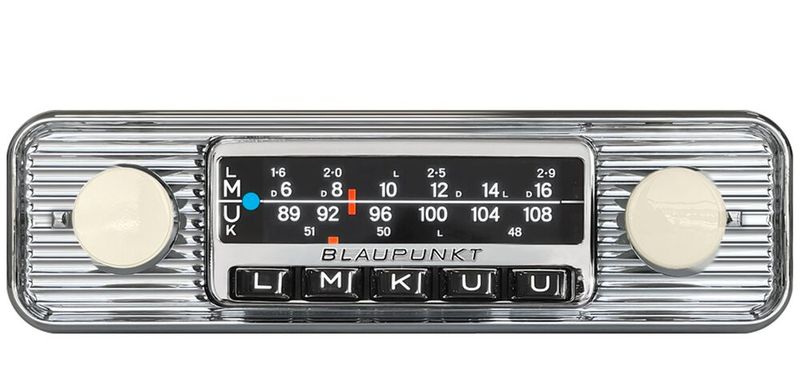 Eine digitale Nadel wandert täuschend echt über die Skala, wenn der Nutzer den Sendersuchlauf bedient, welcher der Frontansicht der Originalgeräte zum Verwechseln ähnlich ist. (Bild: Blaupunkt)