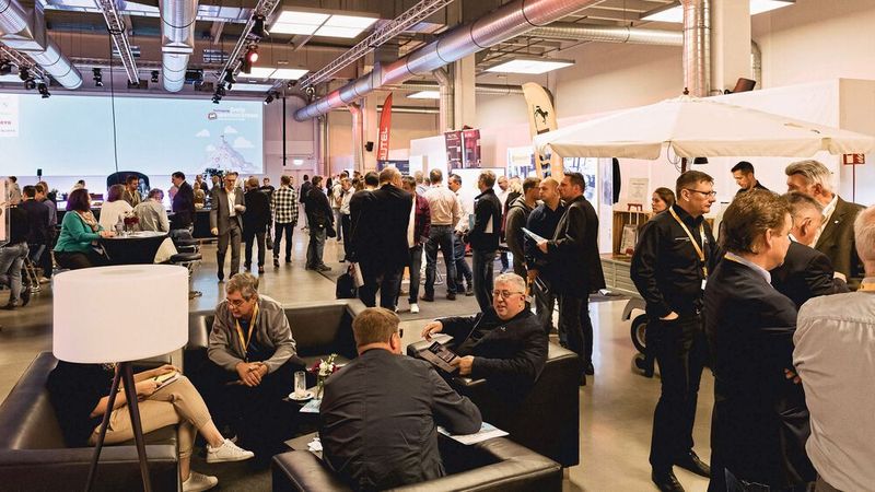 Typisch Fachtagung: Zwischen den informativen Vorträgen hatten die Teilnehmer auch dieses Mal wieder jede Menge Zeit und Gelegenheit, sich über eben Gehörtes, aber auch das auszutauschen, was sie generell gerade kfz-technisch umtreibt. (Bild: Stefan Bausewein)