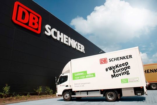 Jubiläum! Denn hier ist ein Teil des nun bereits 50. Eco Warehouse von DB Schenker nebst Lkw zu sehen. Es steht in Tilburg und ist rund 59.210 Quadratmeter groß, wie der Logistikdienstleister anmerkt. Jubiläum! Denn hier ist ein Teil des nun bereits 50. Eco Warehouse von DB Schenker nebst Lkw zu sehen. Es steht in Tilburg und ist rund 59.210 Quadratmeter groß, wie der Logistikdienstleister anmerkt.