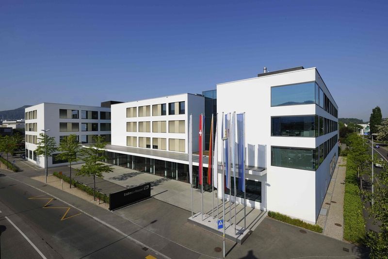 Sternenhof in Reinach BL (Schweiz): Im 2006 bezogenen Unternehmenssitz arbeiten die Holding, der Vertrieb Schweiz und weitere Endress+Hauser Gesellschaften unter einem Dach. (Bild: Endress + Hauser)