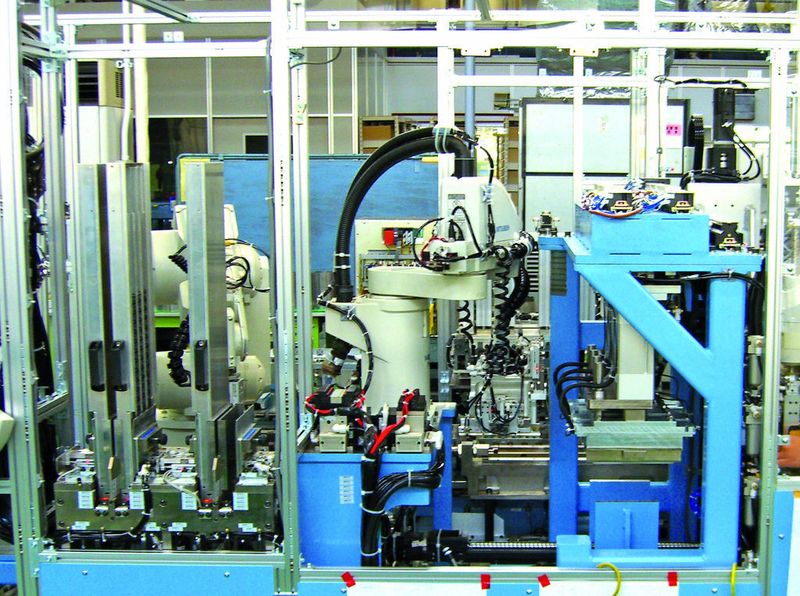 In der automatisierten Servomotorenfertigung arbeiten bis zu drei Roboter eng aufeinander abgestimmt, die Kommunikation erfolgt über den gemeinsamen Rückwandbus der Steuerungsplattform. (Archiv: Vogel Business Media)