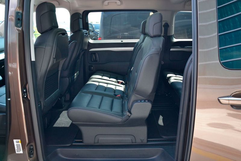 Die Sitze im Proace Verso lassen sich dank eines Schienensystems verschieben. (Mauritz)