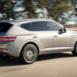 Mit einer Länge von 4,95 Metern und der 500 Euro teuren Option auf eine dritte Sitzreihe spielt der GV80 in einer Liga mit Audi Q7 oder Mercedes GLE.(Bild:  Genesis)