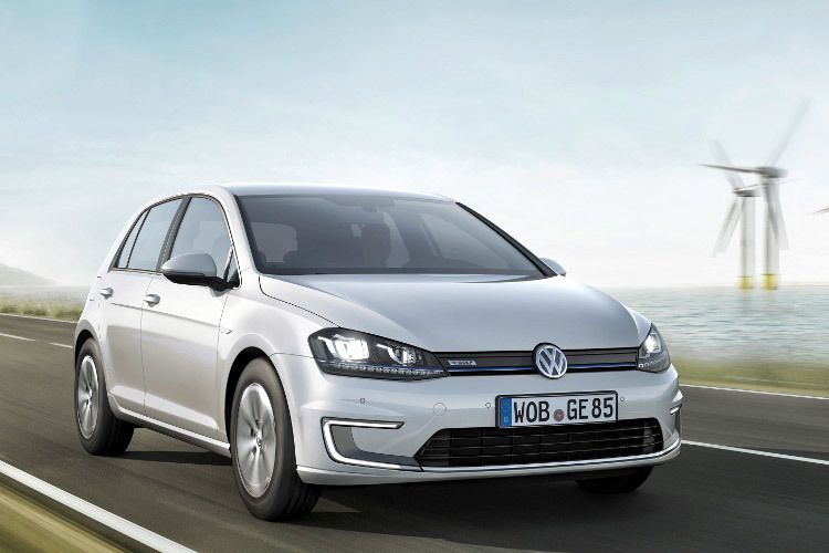 Im Frühjahr soll der E-Golf in Deutschland auf dem Markt kommen. VW verspricht unter optimalen Bedingungen einen Verbrauch von lediglich 12,7 kWh pro 100 Kilometer. Die Reichweite mit einer Ladung der 24,2-kWh-Batterie soll je nach Strecke und Wetterbedingungen 130 bis 190 Kilometer betragen. (Foto: Volkswagen)