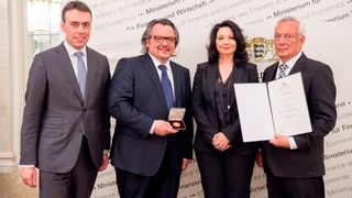 Minister Nils Schmid, das Ehepaar Timo und Simone Mosca sowie Firmengründer Gerd Mosca (v.l.) bei der Verleihung der Wirtschaftsmedaille. (Bild: Mosca)