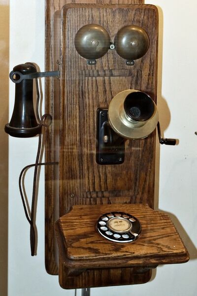 Auf die Telegraphie folgte die Sprachübertragung. Ein Telefon aus dem vorletzten Jahrhundert: Echtholz, mit Kurbel und täuschender Ähnlichkeit zu einem menschlichen Gesicht. (Foto: commons.wikimedia.org/Dori (CC BY-SA 3.0))