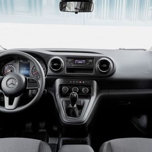 Je nach Ausstattung gehören Chrom- und Klavierlack zum Serienumfang. Der Citan lässt sich zudem mit dem Infotainmentsystem und Bedienkonzept MBUX ordern.(Mercedes-Benz)