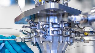 Der Triebwerkdemonstrator ei der Instrumentierung.  (© ArianeGroup Holding, Jürgen Dannenberg/ Alpensektor)