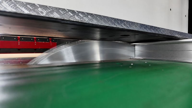Die neue Ablängsäge Xm 250 von IMA Schelling Precision steht außerdem für viel Flexibilität beim Sägen von Aluminium- und Buntmetallprofilen oder -rohren. Außer sensiblen Kleinteilen und massiven Werkstücken, können mit ihr nämlich auch dünnwandige Halbzeuge schonend verarbeitet werden, weil das System die Klemmkraft entsprechend der Art der Werkstücke anpassen kann.  (Bild: IMA Schelling Precision)